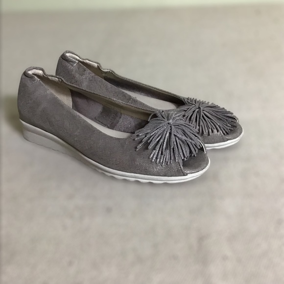 The Flexx Gold open toe Pom Pom  low Wedge comfort Shoes Women Size 6 - Picture 2 of 8